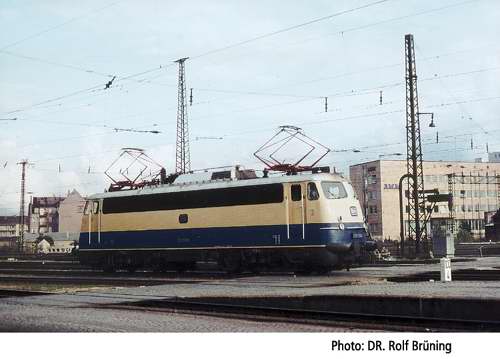 Electric locomotive E 10.12 for &quot;Rheingold&quot; train (3-RAIL AC)<br /><a href='images/pictures/Roco/69704.jpg' target='_blank'>Full size image</a>